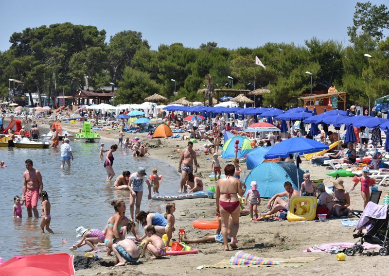 Mjesto na plaži čuvaju ručnici i ležaljke, a sve više i šatori, pa i vrtni paviljoni. Još jedna općina tome je stala na kraj