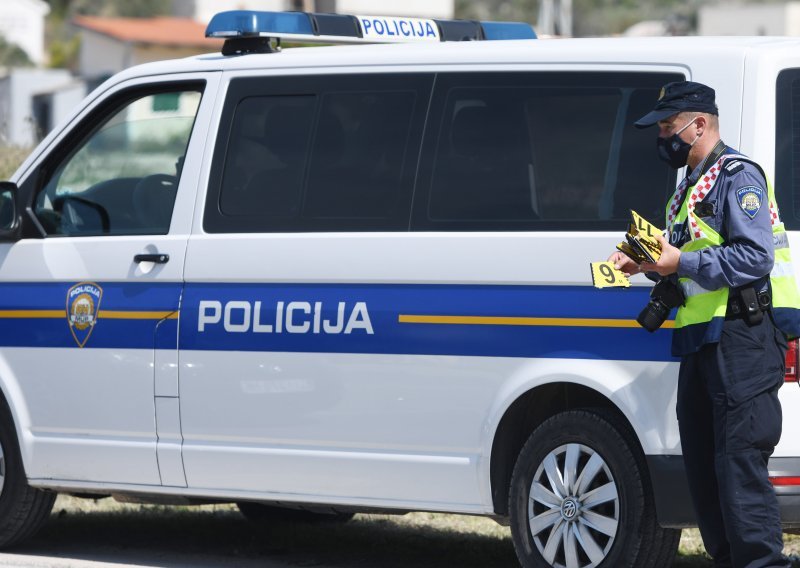 Dvojica narušavala javni red i mir, a jedan od njih odlučio je i vrijeđati policiju, uhićen je