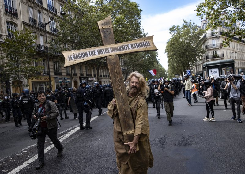 Četvrti tjedan prosvjeda u Francuskoj: Bez Covid potvrde ne mogu više ni u kafiće, autobuse, restorane...