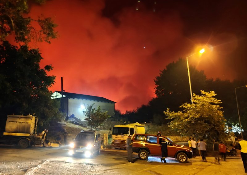 Grčka u vatrenom ognju: Najteže stanje na Eviji, trajekti spremni za nove evakuacije