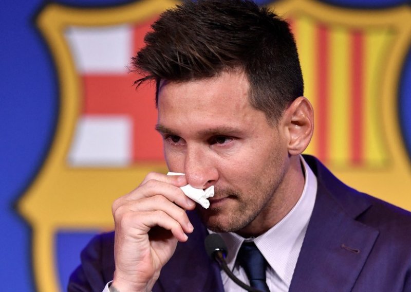 Leo Messi u suzama se obratio javnosti i navijačima Barcelone koji su okupirali stadion Camp Nou: Želio sam ostati, ali ovako je moralo biti. Odalazak u PSG je mogućnost, ali...