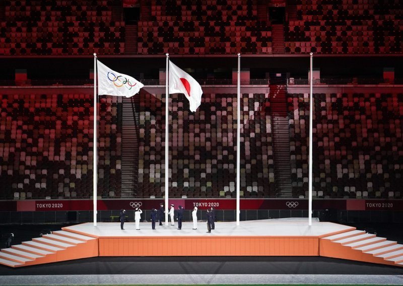 [FOTO] Svečano zatvorene najčudnije Olimpijske igre u povijesti, a hrvatsku zastavu nosio je vaterpolist Andro Bušlje: Bili ste naša inspiracija...