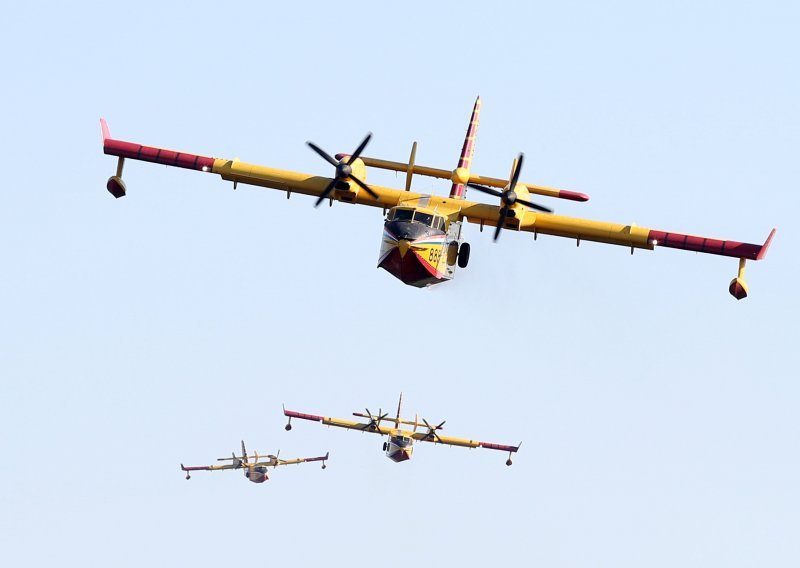 [FOTO] Hrvatski kanaderi i danas poslani na požarište kod Tomislavgrada