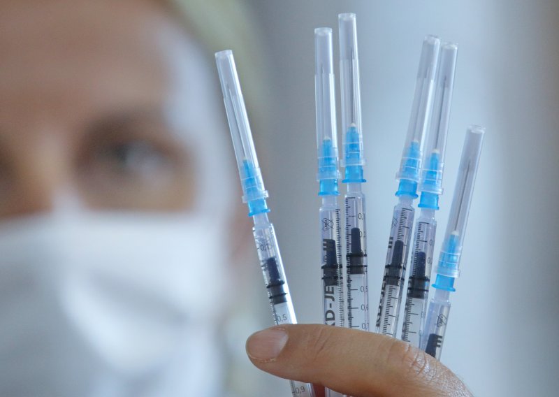 Američki CDC preporuča cijepljenje trudnicama: 'Nema opasnosti. Mogu primiti bilo koja od tri cjepiva'