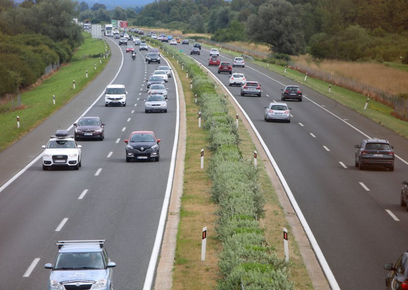 Za vikend na autocestama 42 posto vozila više nego u istom vikendu lani, ali i samo pet posto manje nego u 2019. godini