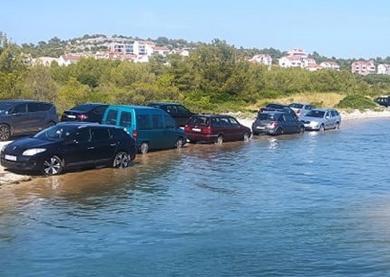 [FOTO] Ovi korisnici ilegalnog parkinga kod Šibenika nisu računali samo na jednu stvar - plimu