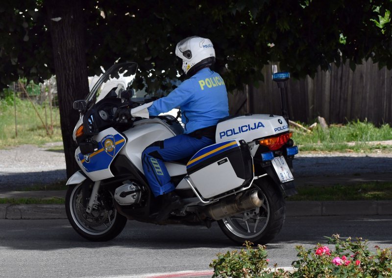 Vozač mopeda u Korčuli ulovljen kako vozi bez kacige, prometne i vozačke dozvole, a odbio je i test na droge; uhićen je i kažnjen s 13.600 kuna