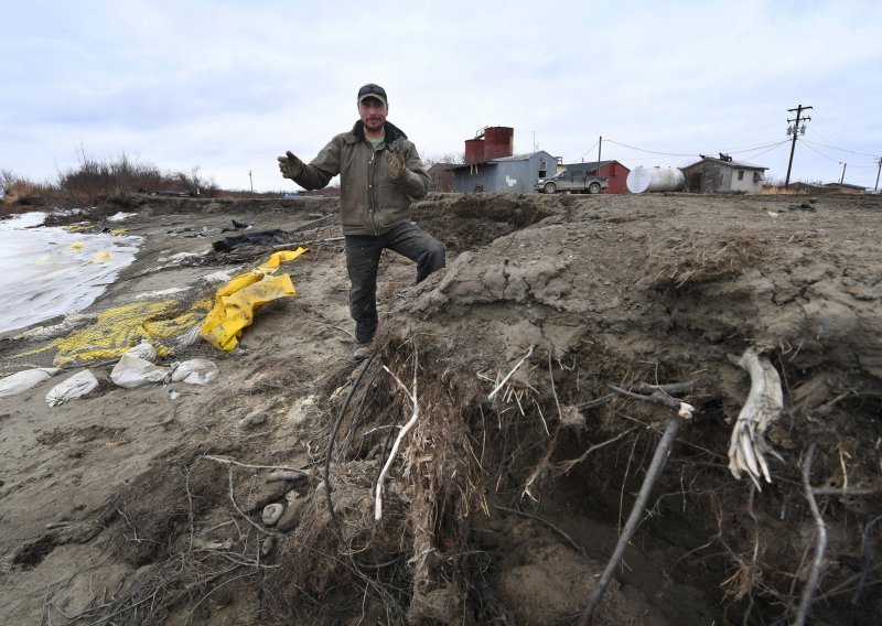 [VIDEO] Otapa se permafrost u Rusiji, urušavaju se kuće i otvaraju rupe u cestama: 'Zagrijavanje Zemlje se više ne može nijekati!'