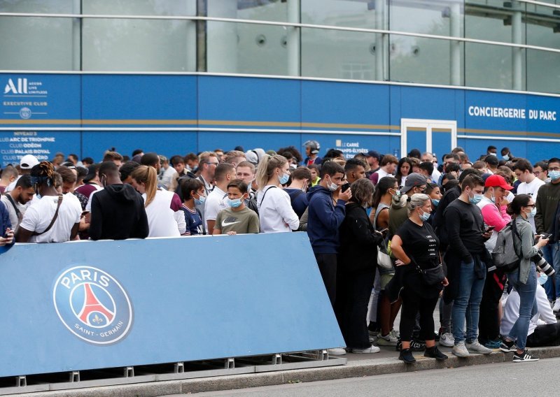 [VIDEO] Što se događa? Pariz je bio spreman za dolazak Messija; tisuće su se okupile na aerodromu i pred stadionom, a njega snimile kamere stotinama kilometara dalje