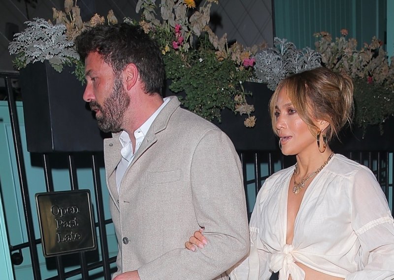 Kakav par: Jennifer Lopez i Ben Affleck uhvaćeni u romantičnom izlasku, a ona opet ima savršenu ljetnu kombinaciju