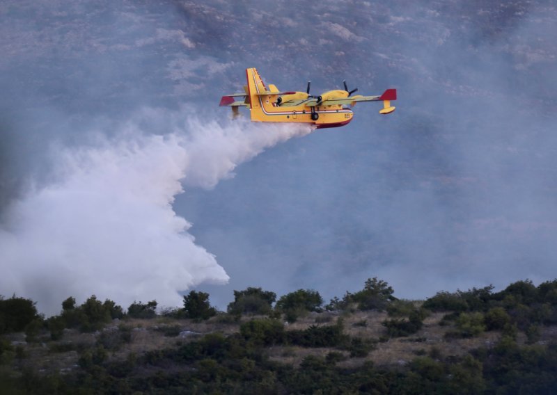 Požar kod Velikog Šibenika uočio Air Tractor, jedan vatrogasac lakše ozlijeđen