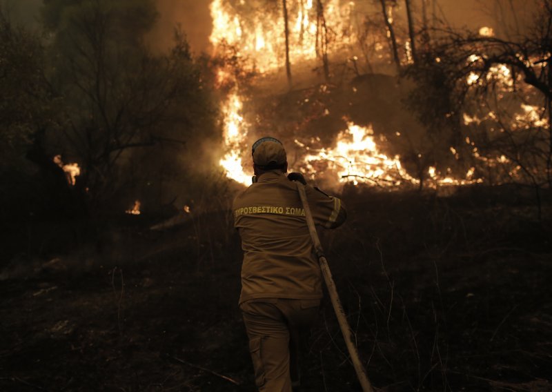 [FOTO] Grci ostaju braniti svoje domove pred požarima, vatrogasci na terenu osmi dan zaredom
