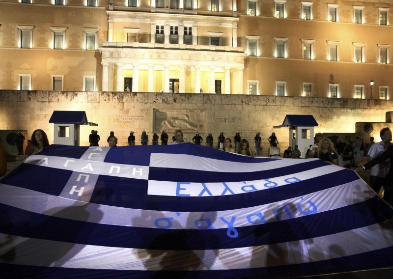 Grčki parlament usvaja mjere, na ulicama neredi