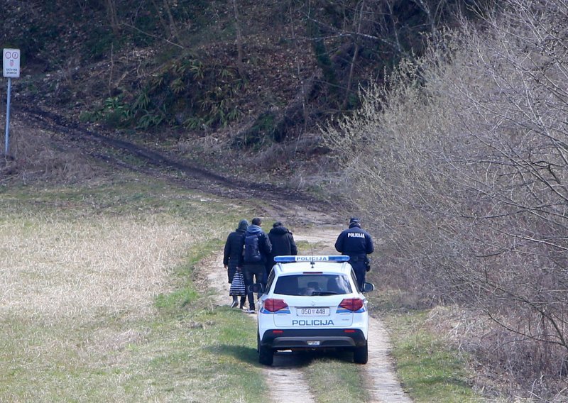 Policija u središtu Gospića pronašla 17 migranata, kasnio im prijevoz