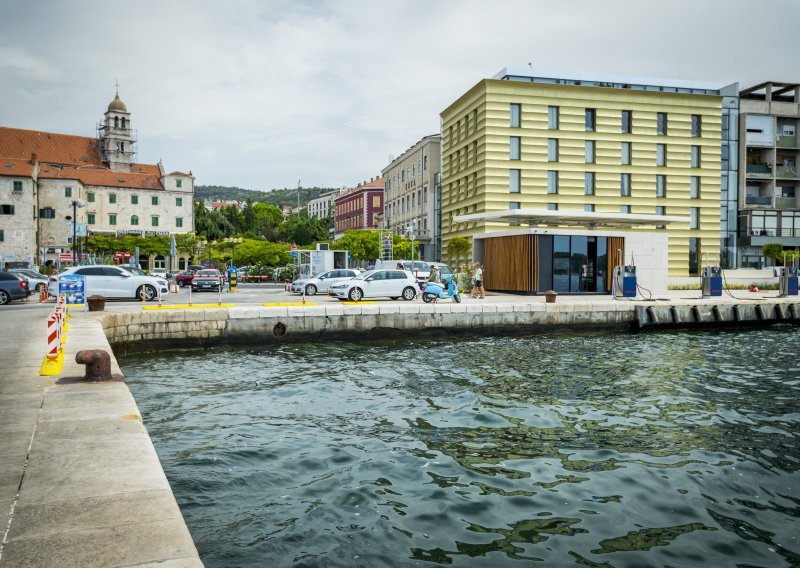 Otvoreno arhitektonski jedinstveno maloprodajno mjesto Ine u Šibeniku