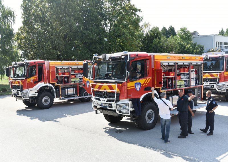 [VIDEO/FOTO] Vatrogascima isporučeno novih 15 vatrogasnih vozila