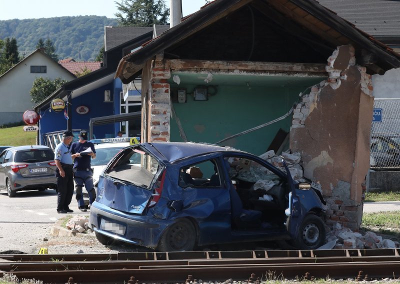 [FOTO/VIDEO] Na prijelazu u Novom Marofu vlak naletio na auto