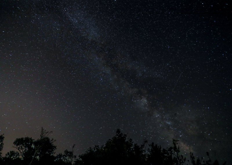 [FOTO] Meteoritska kiša začarala je zvjezdano nebo, ovako je izgledalo noćas iznad Pašmana