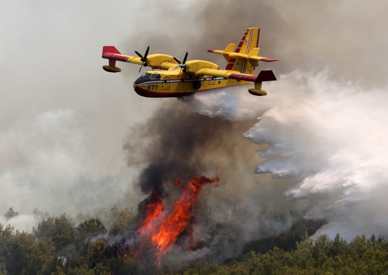 Planula dva požara u Dalmaciji, gore otvorene površine, u akciji su tri kanadera