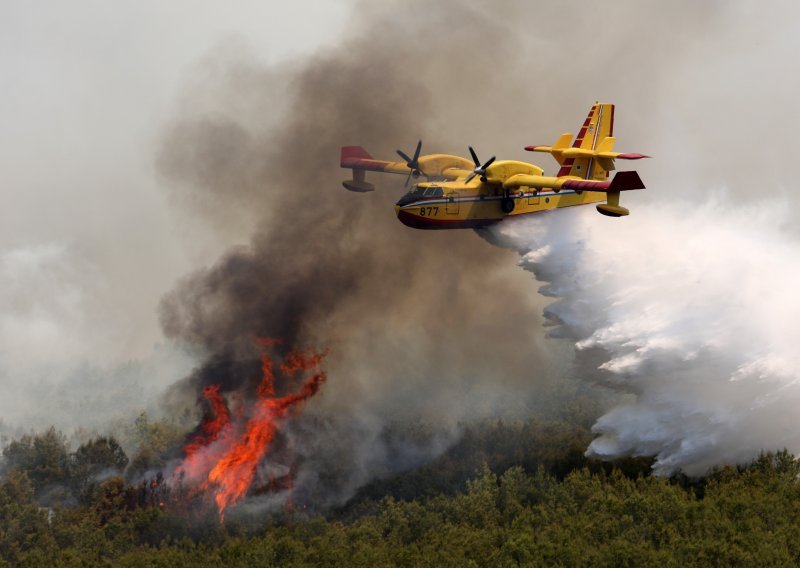[FOTO] Veliki požar kod Vrpolja, na terenu 46 vatrogasaca i dva kanadera