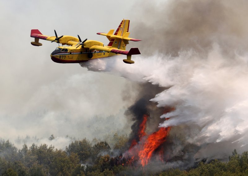 Gori u zaleđu Šibenika: Požar gasi čak šest zrakoplova i 45 vatrogasaca s 14 vozila