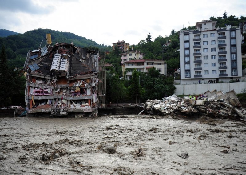 [FOTO/VIDEO] Poplave divljaju sjeverom Turske: Bujice odnijele pet mostova i ceste, poginulo 27 osoba