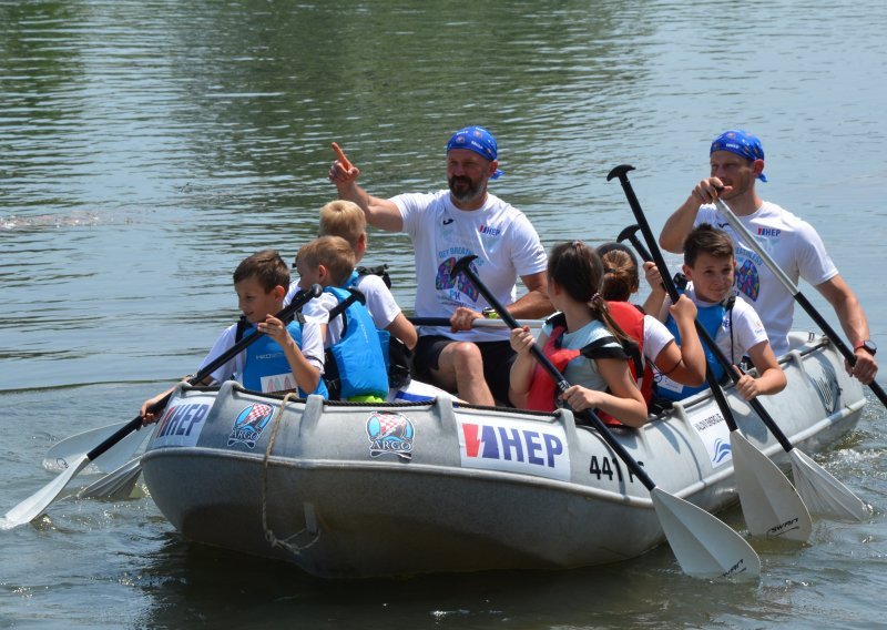 Argonauti na maraton lađa na Neretvi stižu s rekordnih pet posada, a u svom gradu nemaju niti rijeku, a ni jezero; a kakvi su tek podvizi iza njih!