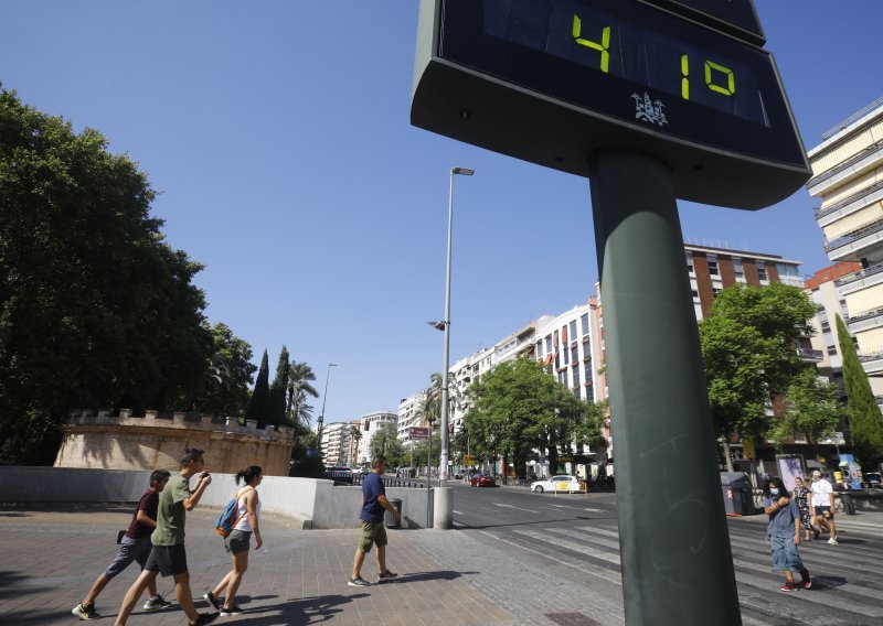 [FOTO] Temperature idu preko 40: Tisuće beskućnika ugrožene vrućinama u Španjolskoj