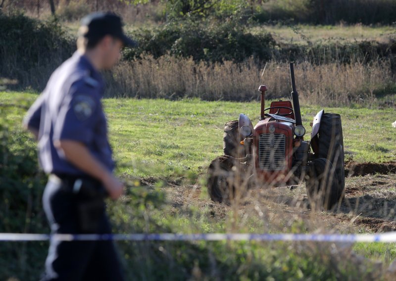 Smrtno stradao vozeći se na hidraulici traktora