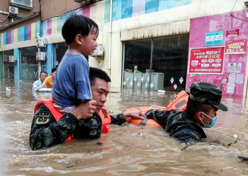 [FOTO/VIDEO] Poplave u Kini: Oglasila se crvena upozorenja u gradovima, 21 osoba poginula