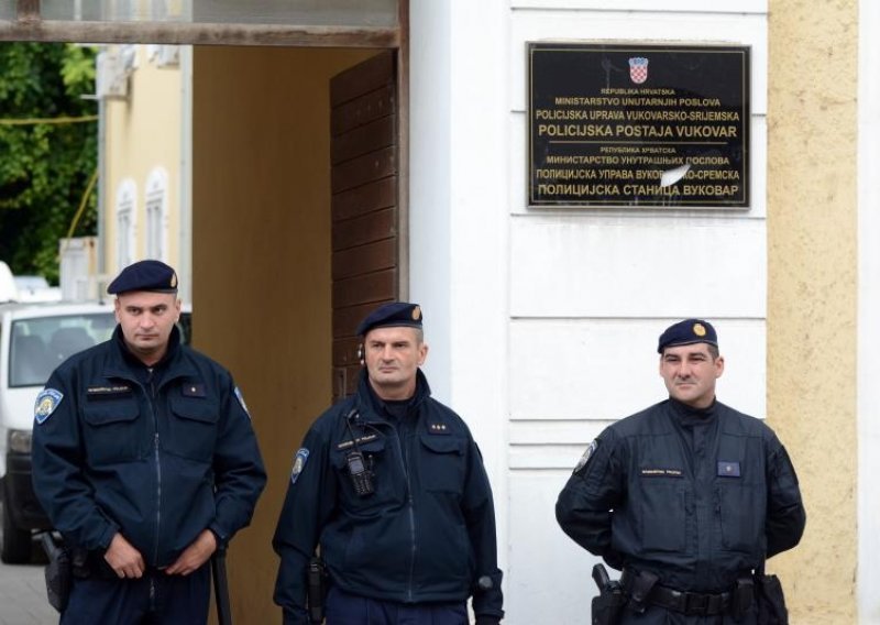 Stožeraši odšarafili ćirilične ploče i odnijeli ih Penavi