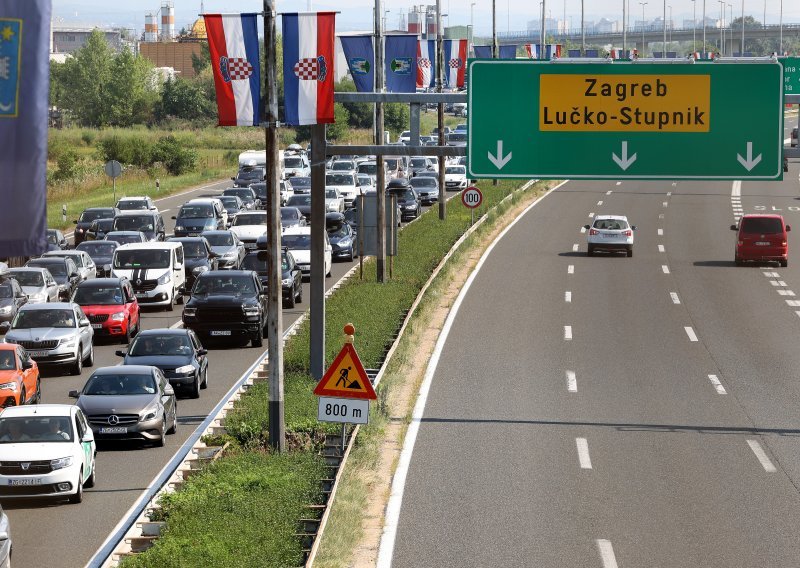 [FOTO] Kilometarske kolone na autocestama prema moru, višesatna čekanja na graničnim prijelazima