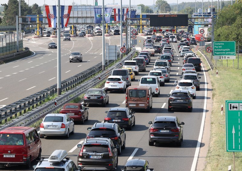 Gust promet na autocestama, kolone prema Bregani, Kaštelu i Plovaniji, krave na A3