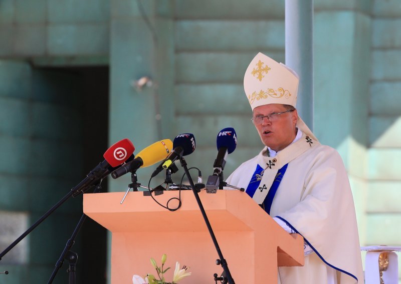 [VIDEO/FOTO] Nadbiskup Hranić u Aljmašu: Nevolja Marije u porođajnim bolovima ujedno je i slika Crkve, koju često izruguju u medijima