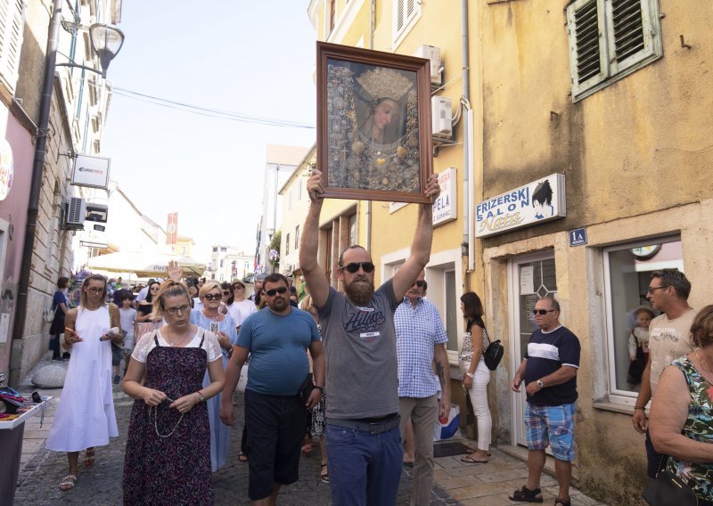 [VIDEO/FOTO] U Sinju kršenje mjera i na Gospu; muškarac poveo zabranjenu procesiju ulicama grada, a nadbiskup Barišić na misi poručio: Pohlepa je opasnija od korone