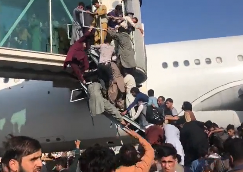 [VIDEO/FOTO] Kaos u zračnoj luci u Kabulu; Tisuće se očajnički pokušavaju dokopati aviona, a najmanje je pet mrtvih. Evakuiran dio Hrvata