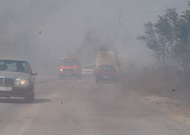 Brojni požari u Hercegovini: Nebo nad Mostarom je sivo, aktivirao se veći broj mina zaostalih iz rata