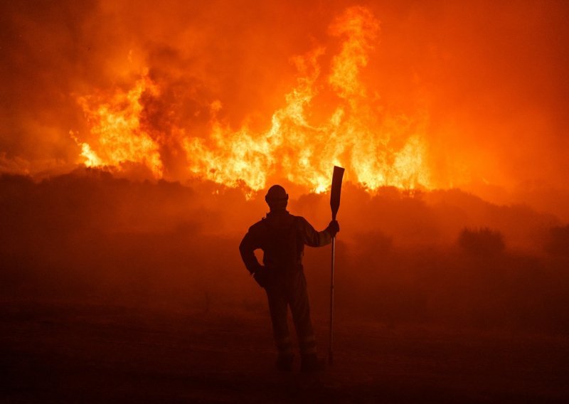 [FOTO] Evakuirano 1000 ljudi zbog požara u Španjolskoj, u Grčkoj gori kod Atene