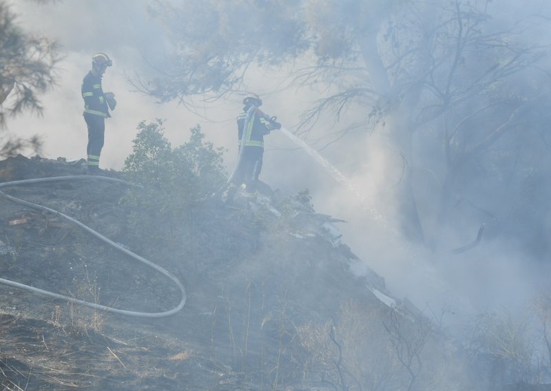 Najviše požara u dalmatinskim županijama, u kojima je opasnost od izbijanja novih i dalje vrlo visoka