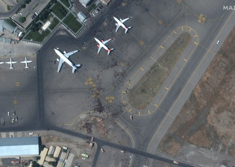 Pentagon: Američki vojni avioni nadlijeću Kabul radi osiguravanja evakuacije. Evakuirano je sedam tisuća ljudi