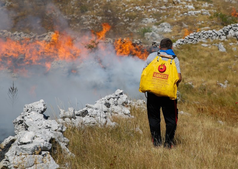 Kanader HRZ-a četvrti put gasi požar u kod Širokog Brijega u BiH