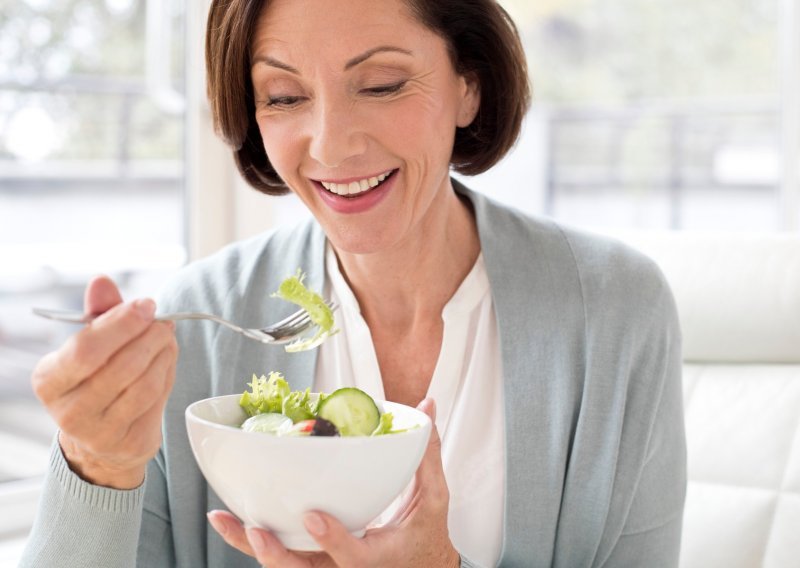 Mogu li neke namirnice ublažiti neugodne simptome u menopauzi?