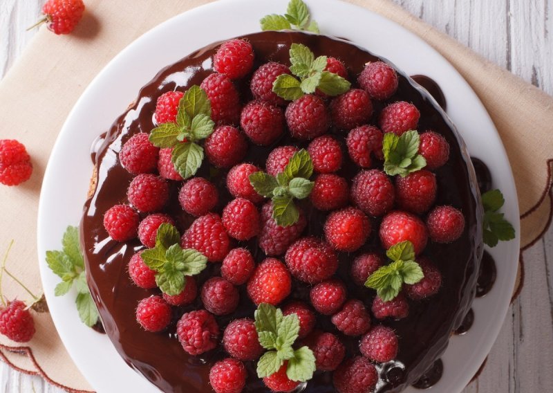Ljubav na prvi zalogaj: Hladna torta od čokolade i malina čisti je užitak koji će vas okusom vratiti u djetinjstvo