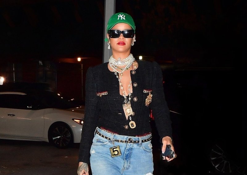 Samo Rihanna može spojiti bisere, šiltericu i tenisice te izgledati kao da je upravo sišla s modne piste