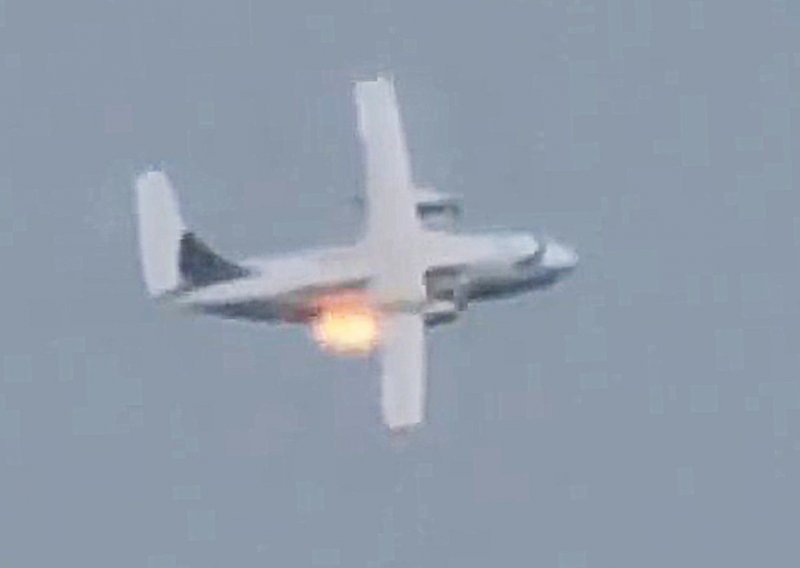[VIDEO/FOTO] Prototip ruskog vojnog aviona pao nakon što mu se zapalilo krilo