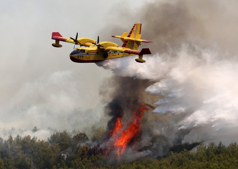 Kanaderi gase požar na području Promine, gore nisko raslinje i borova šuma