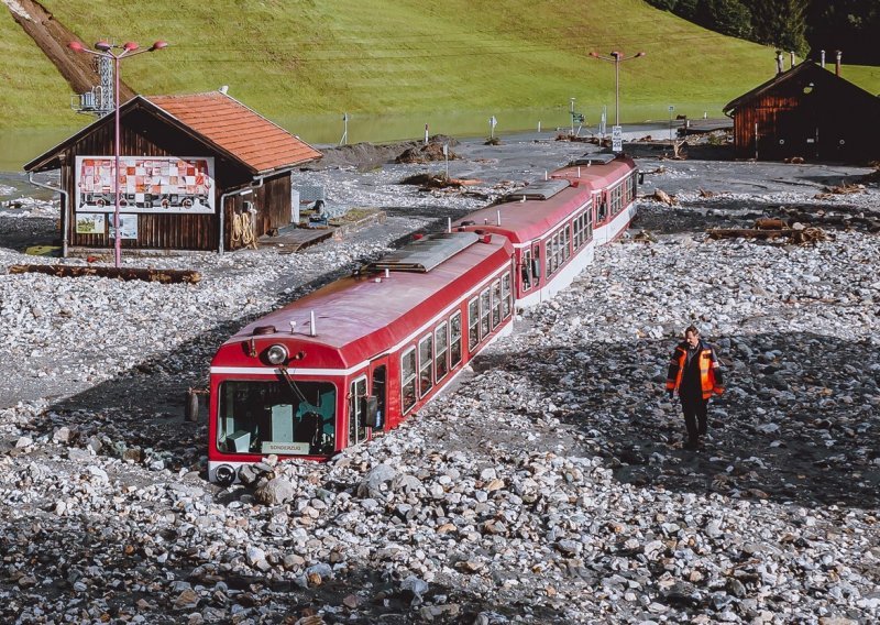 [FOTO] Nevjerojatne fotografije iz Austrije: Blatne bujice zatrpale vlak, više od 70 osoba ostalo zarobljeno u automobilima