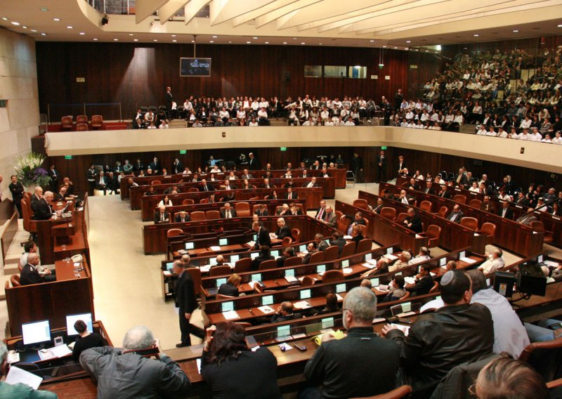 Izraelski parlament zabranio nošenje minica i japanki