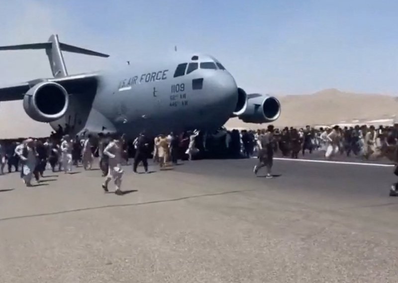 Stotine kampiraju blizu aerodroma u Kabulu nadajući se odlasku iz Afganistana