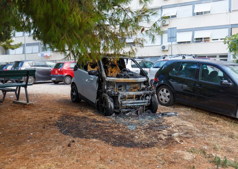 [FOTO] U Splitu izgorio Smart, vatra zahvatila i oštetila još jedno vozilo